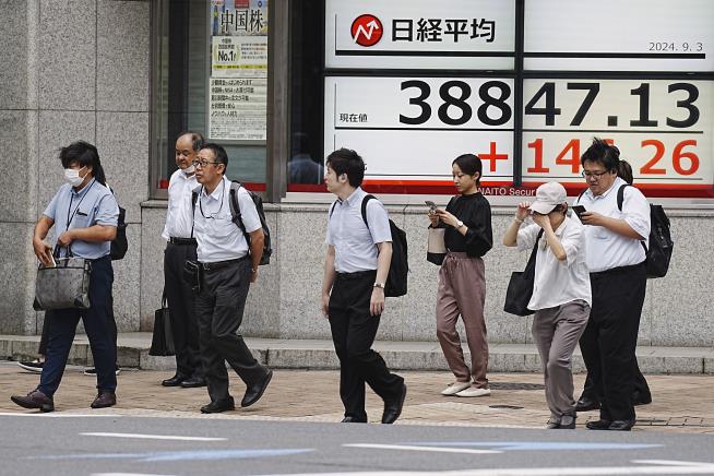 Asian Shares Drop as Investors Await US Jobs Data