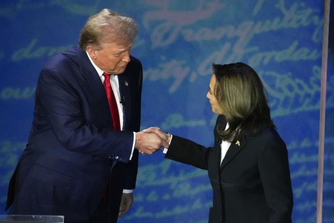 Trump, Harris Open Debate With a Handshake