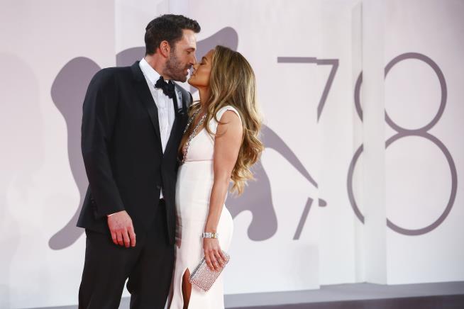 PDA Alert: Lopez, Affleck Spotted Together