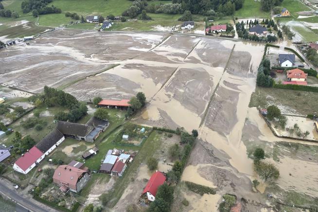 As Floodwaters Hovered, City's Residents Got to Work