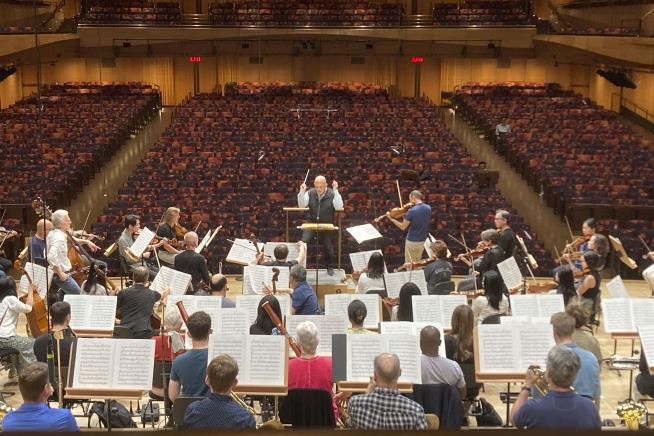 New York Philharmonic Musicians Secure 30% Wage Increase