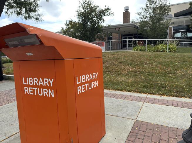 Cockroach Discovery Closes Detroit-Area Library