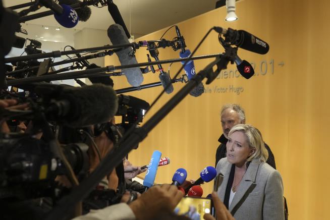 Le Pen Denies Wrongdoing as Embezzlement Trial Starts