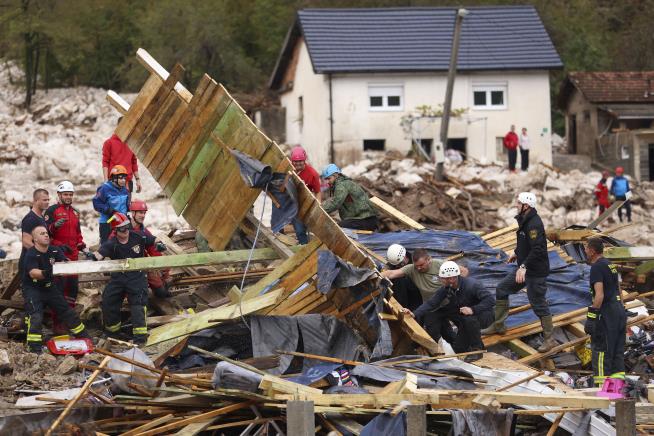 Rescuers From Other Nations Help Bosnia Find Victims