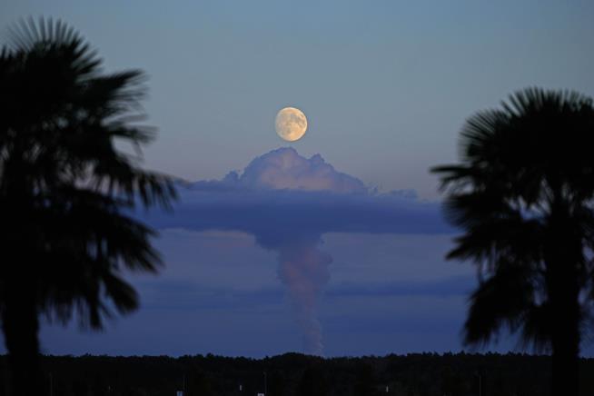 Supermoon Meets a Comet in Thursday's Skies