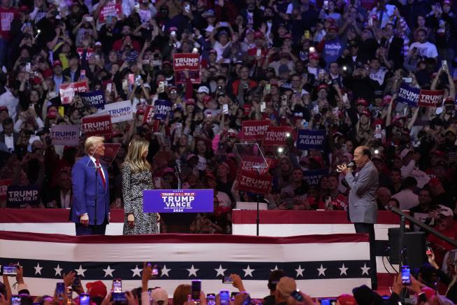 Comedian at Trump Rally Calls Puerto Rico 'Island of Garbage'