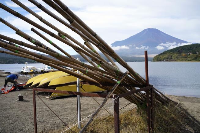 This Is the Latest in the Year Mount Fuji Has Been Snowless