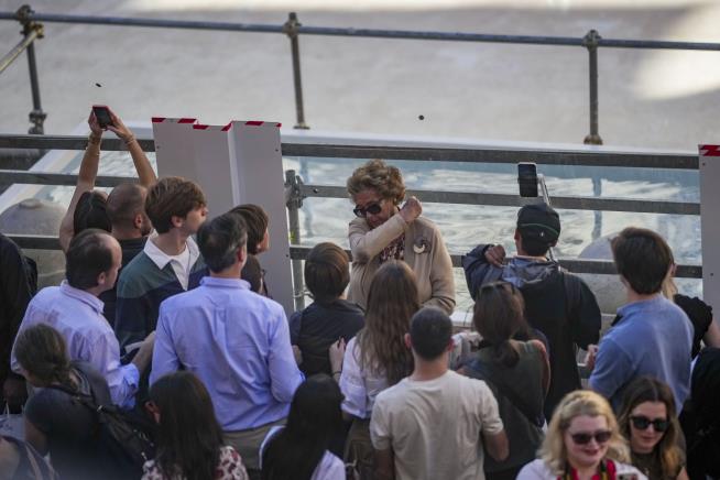 Trevi Fountain Tourists Toss Coins Into Makeshift Pool