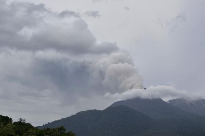 Volcanic Eruption Kills at Least 6 in Indonesia