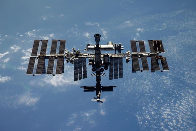 Russia, US Disagree on Space Station Leak