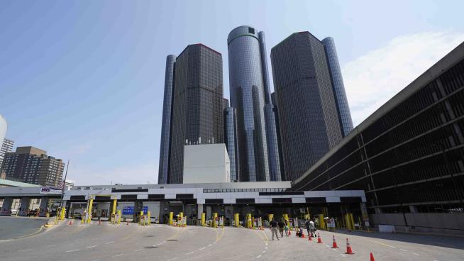 Detroit Symbol Could Lose 2 Towers