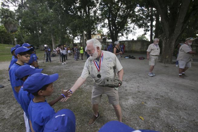 US Hemingway Look-Alikes Descend on Havana