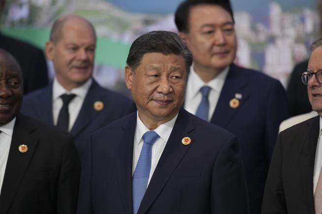 Trump Invites China's Xi to Inauguration Amid Tariff Threats