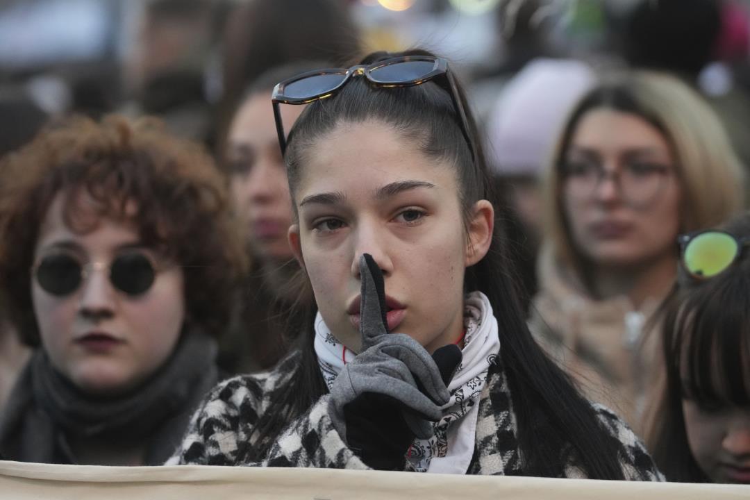 Hundreds Protest Vucic’s Reign in Serbia