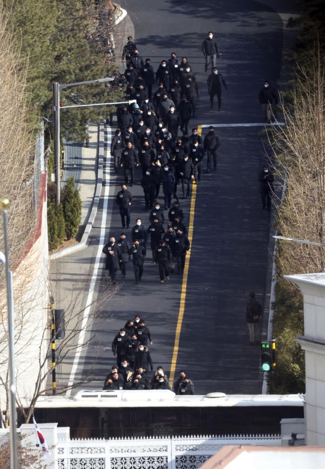 'Human Wall' Blocks Arrest of South Korea's President