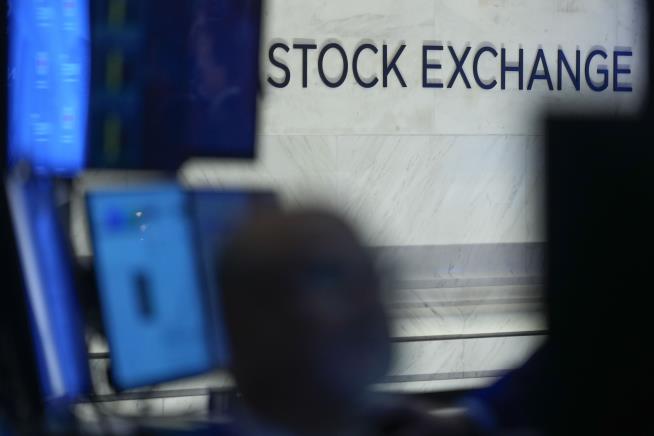 Stocks Slump After Good News on Economy