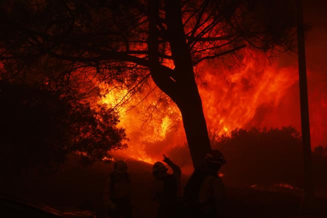 LA Residents Flee Fast-Moving Wildfire