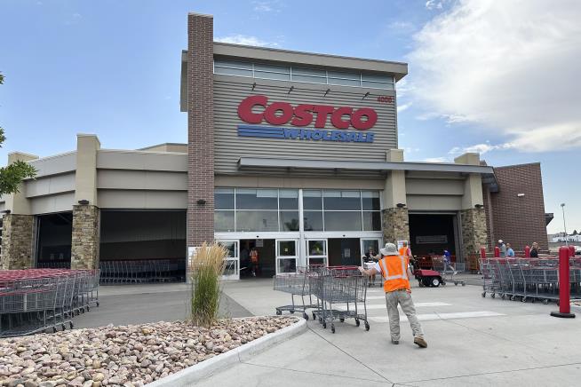 Costco's Top Clerks Score Raise to Almost $32 an Hour