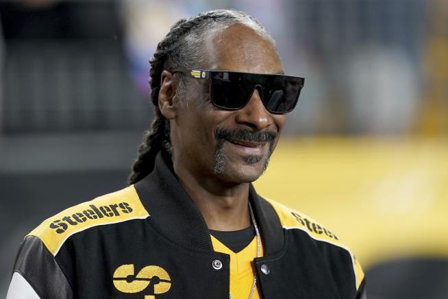 Snoop Dogg Has Some Thoughts on Belichick's Beau