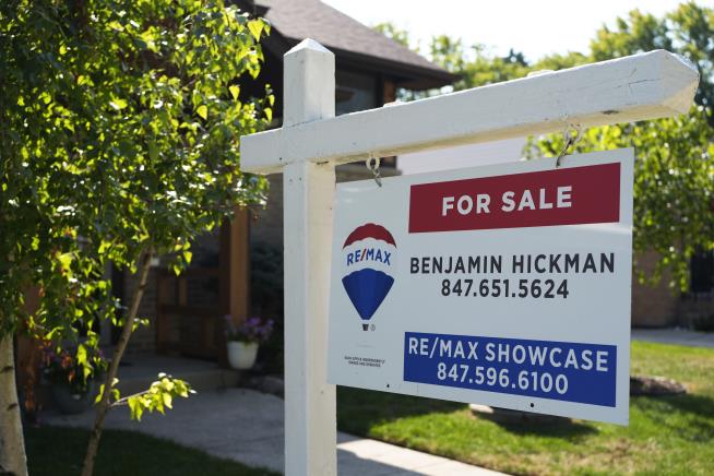 US Home Sales Dip Amid Surge in Rates, Prices