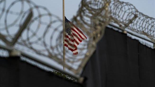 Flying Migrants to Guantanamo Is Proving Expensive