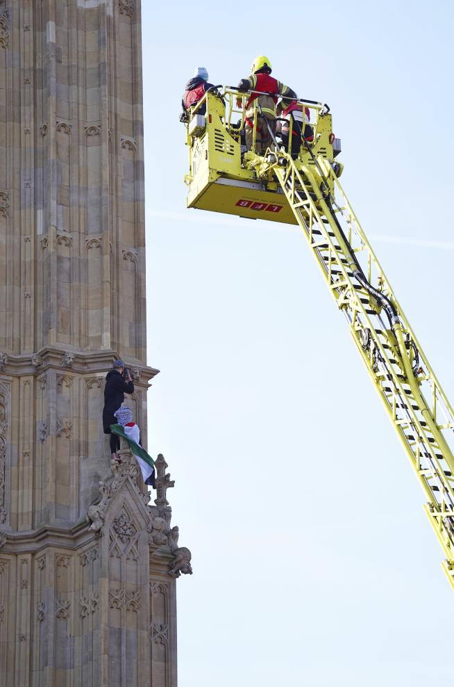 Man With Palestinian Flag Arrested After Climbing Big Ben