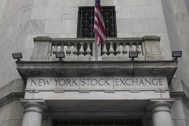 Stocks Rise Despite Weak Report on Retail Sales