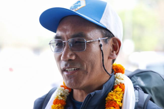 World's Top Everest Climber Is Going Back Up