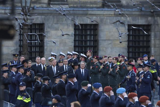 Netherlands Halts for 2 Minutes to Honor the Victims of War