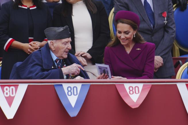 In UK, Thousands Celebrate 80 Years Since WWII's End