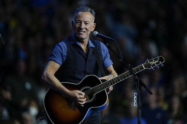 Back Onstage, Springsteen Decries 'Corrupt' Administration