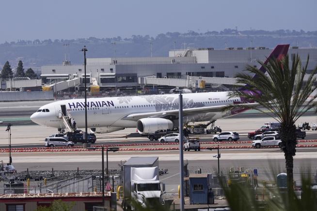 Possible Bomb Threat Delays Flight to Hawaii