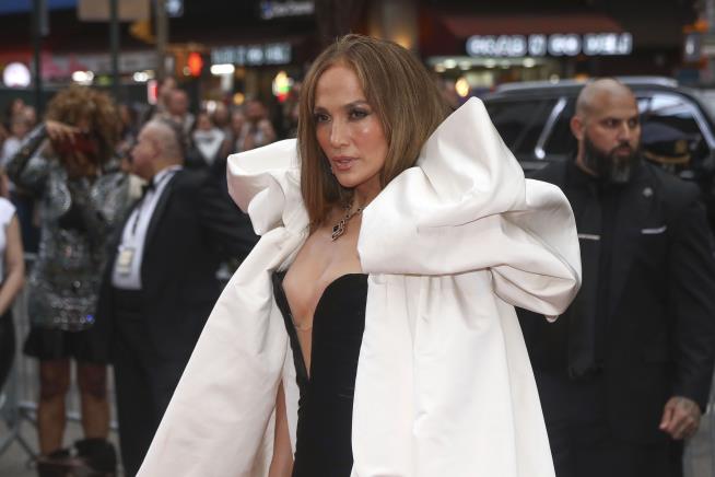JLo Accused of Misusing Paparazzi Photos ... of Herself