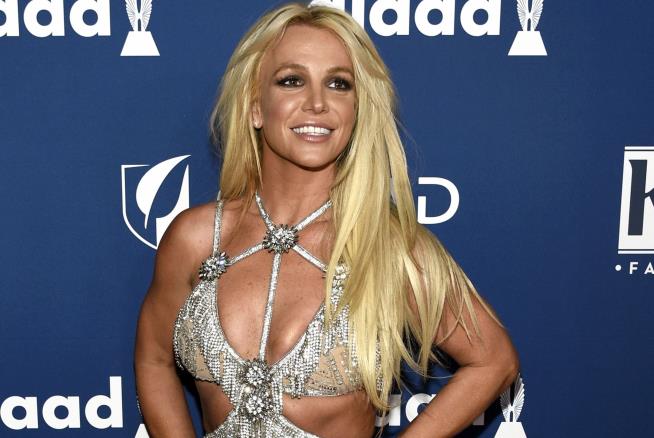 Britney Gets a Finger Wag After Lighting Up on Plane