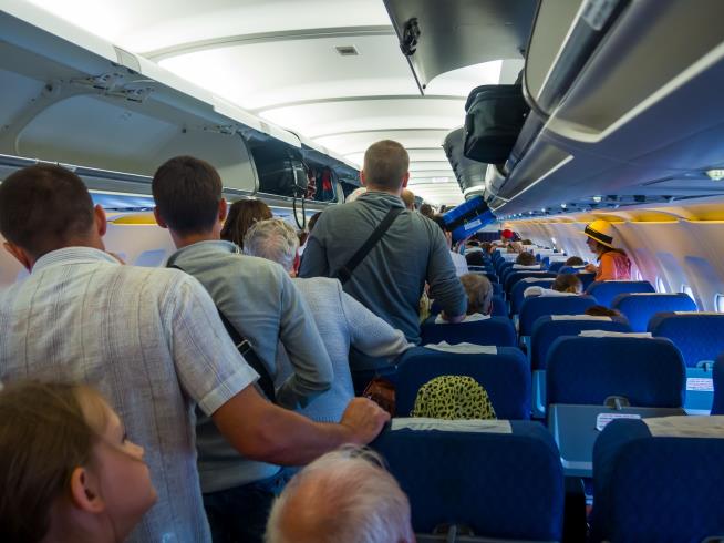 Turkey to Fine Passengers Who Stand Up Too Soon on Planes