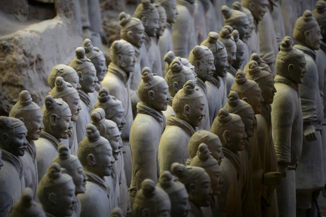 Two Clay Warriors Suffer Attack by Chinese Tourist