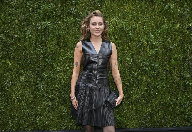 Fans Who Thought Film Was Concert Heckle Miley