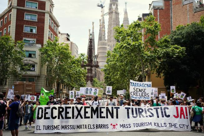 Protesters Spritz Tourists