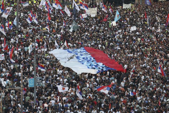 Anti-Vucic Protesters, Police Clash in Belgrade