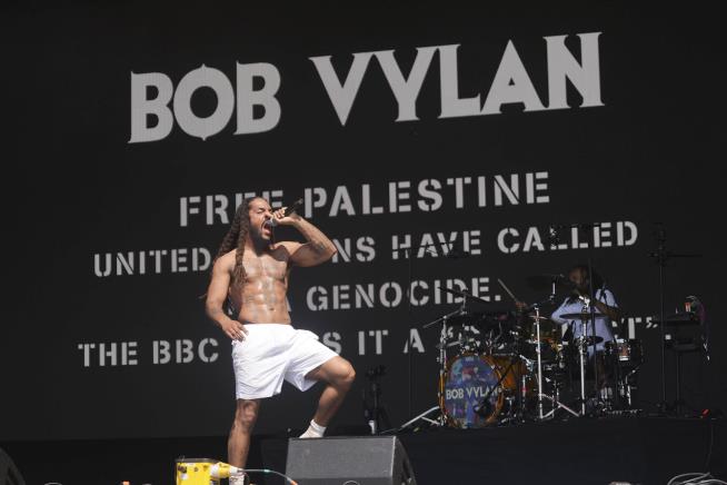 UK Police Review Anti-IDF Chants at Glastonbury