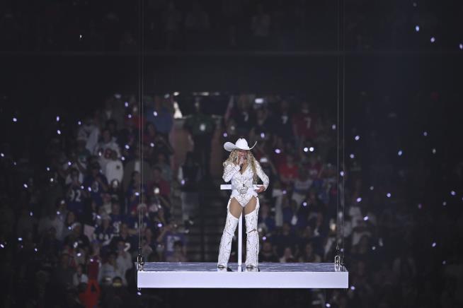 On Independence Day, Beyonce Doesn't Finish National Anthem