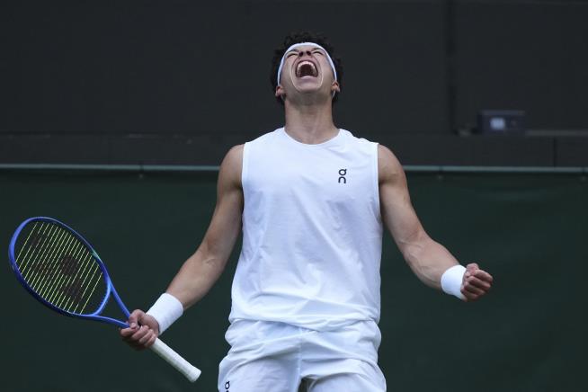 On a Roll at Wimbledon, Shelton Asks Employer to Let Sister Stay