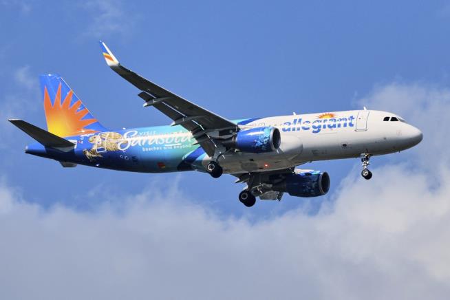Passenger's Bomb Threat Forces Plane to Turn Around