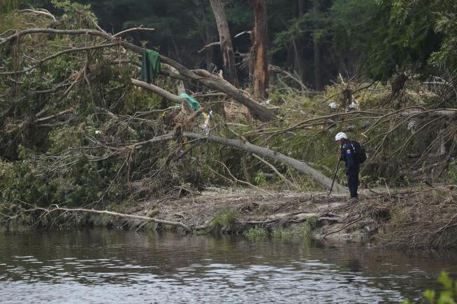With New Flood Warnings, Texas Searchers Evacuate Area