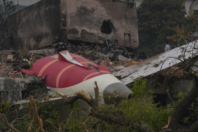 Crash Probe Zeroes In on Captain's Cockpit Actions