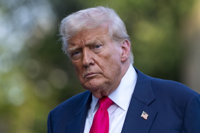 Trump Steps Up Fight With Wall Street Journal