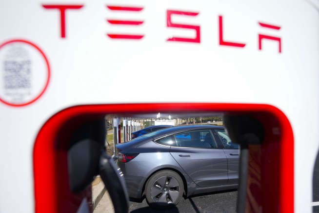 Tesla Profits, Revenue Slump Again