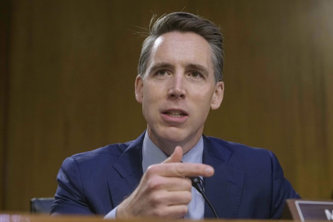 Trump Slams Hawley Over Ban on Congressional Stock Trades