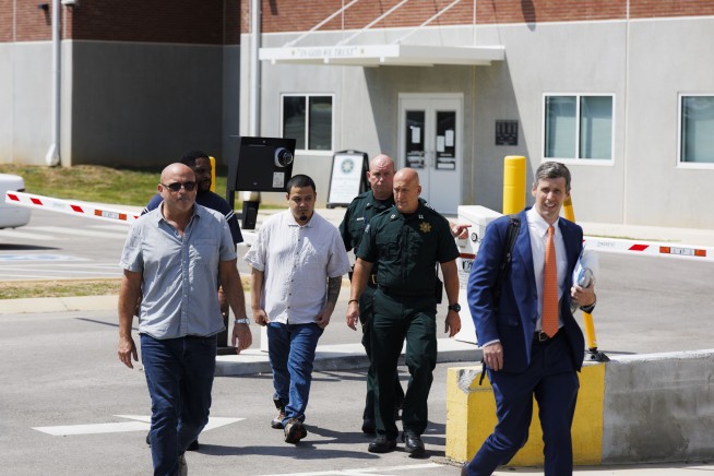 Abrego Garcia Was Told to Pick Plea Deal or Uganda: Lawyers