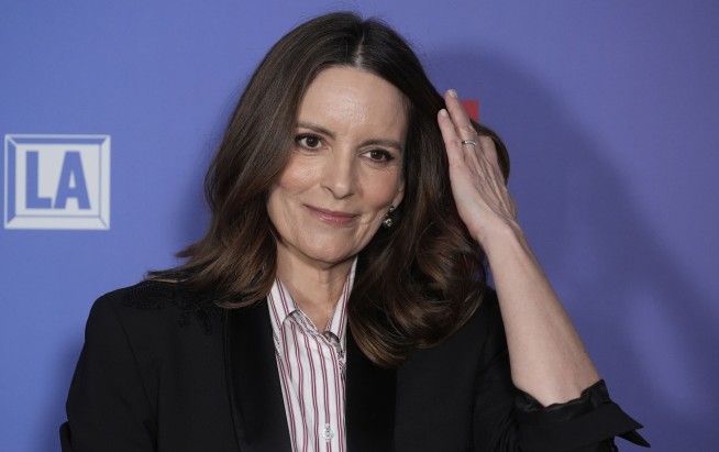 Tina Fey Reassures Pros That AI Isn't Funny Yet
